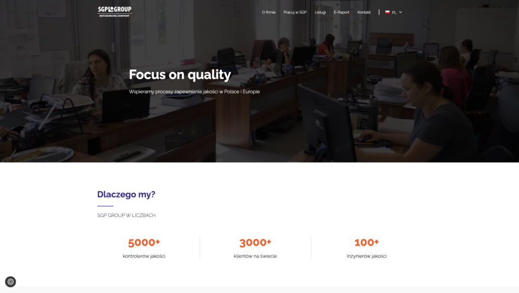 Sekcja 'Focus on quality' i statystyk firmy SGP Group z tłem biura