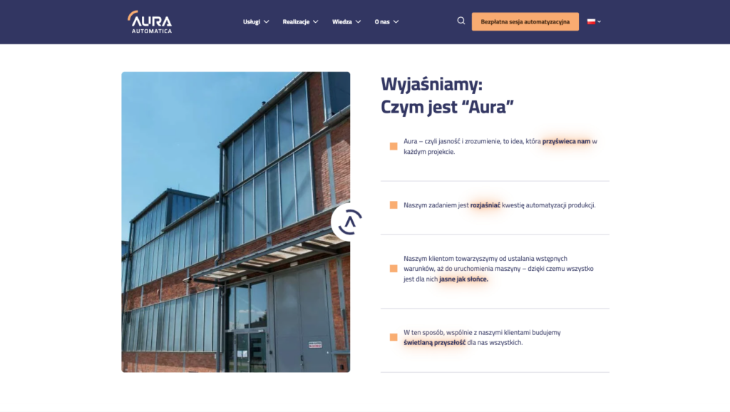 Sekcja informacyjna na stronie Aura Automatica - budynek fabryki z niebieskim oświetleniem i tekstem 'Wyjaśniamy: Czym jest Aura' z listą cech usług