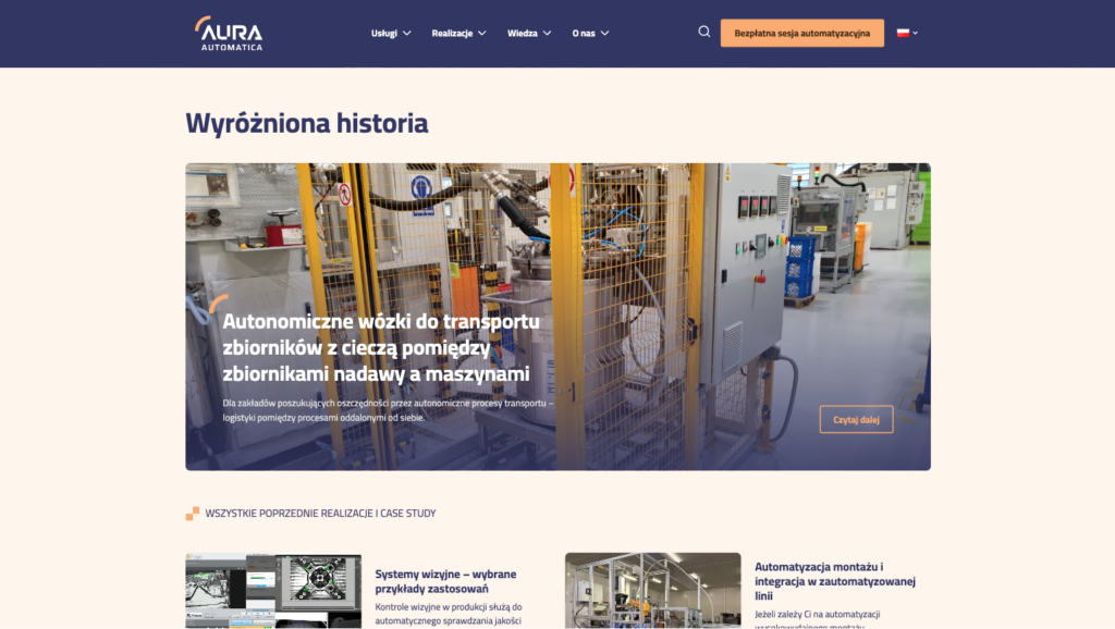 Sekcja wyróżnionej historii na stronie Aura Automatica - zdjęcie automatyki przemysłowej w fabryce z tekstem 'Autonomiczne wózki do transportu zbiorników z cieczą między magazynami i maszynami nadawy'